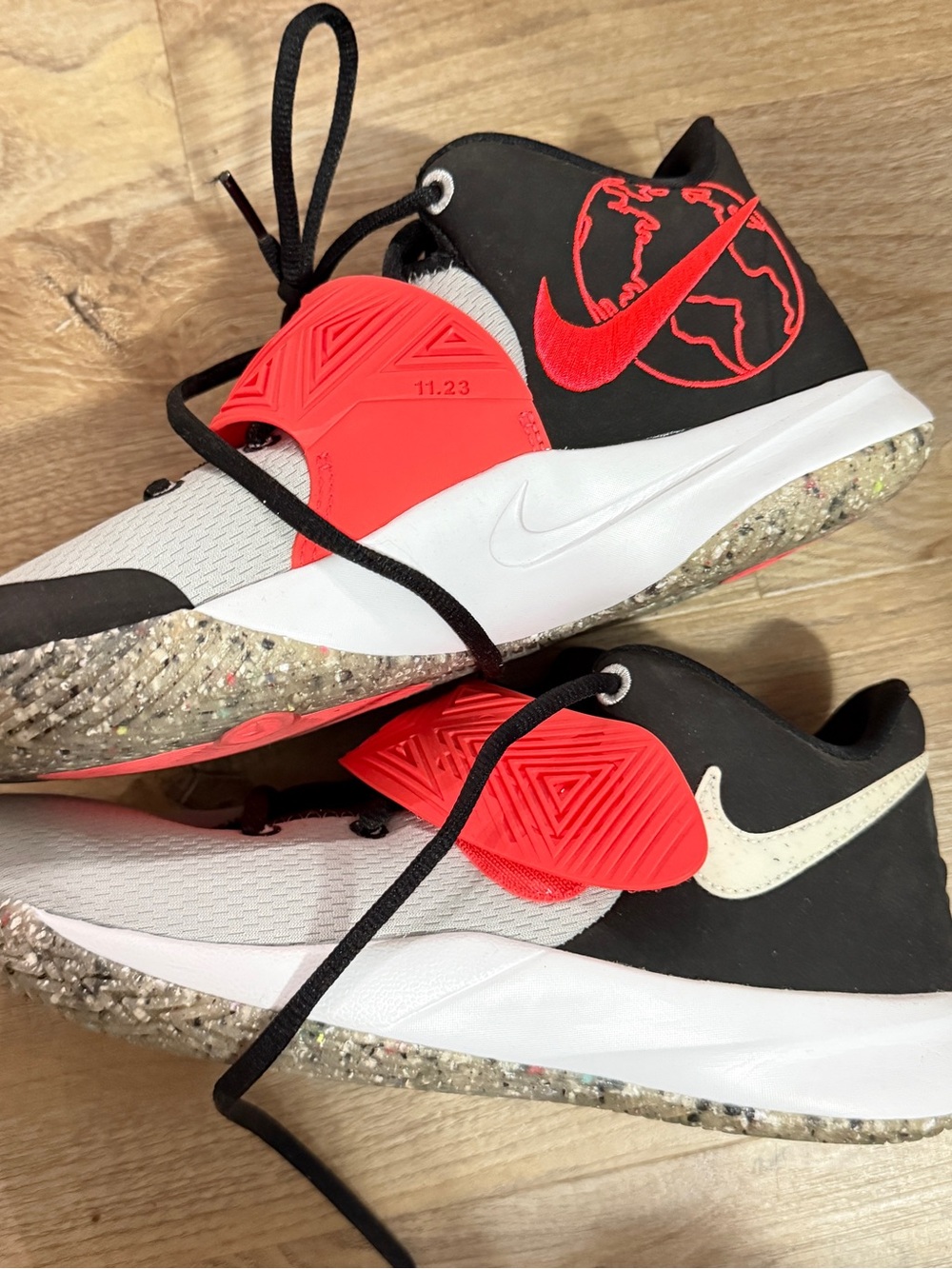 Nike Kyrie Flytrap III SE Boys Basketball Shoes CZ6567-001  Size 6.5Y women 8